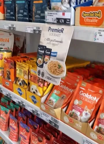 Prateleira de petiscos e sachês na loja da PetBu